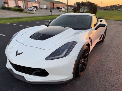 Used 2015 Chevrolet Corvette Z06 w/ 2LZ Preferred Equipment Group RWD image 9