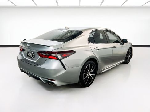 Used 2021 Toyota Camry SE w/ Convenience Package FWD image 4