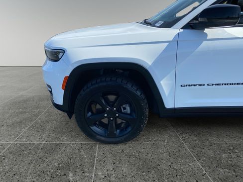 Used 2023 Jeep Grand Cherokee L Laredo AWD/4WD image 14