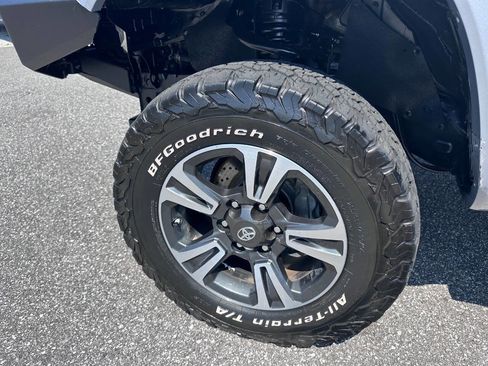 Used 2017 Toyota Tacoma TRD Sport image 21