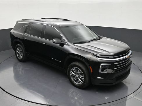 Used 2025 Chevrolet Traverse LT FWD image 18