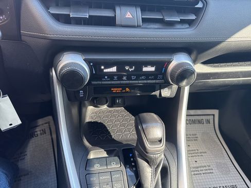 Used 2019 Toyota RAV4 LE w/ All Weather Liner Package AWD/4WD image 24