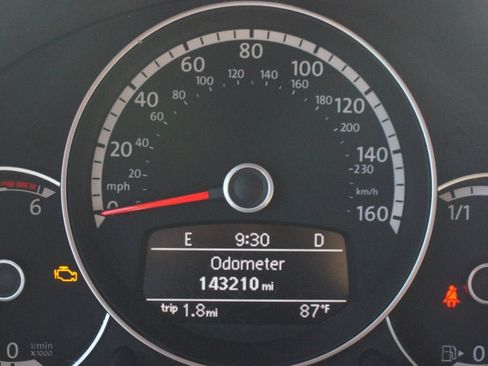 Used 2013 Volkswagen Beetle TDI FWD image 4
