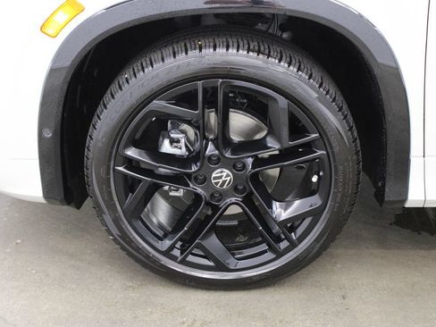 New 2026 Volkswagen Tiguan SE R-Line FWD image 28