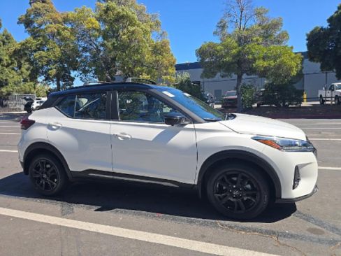 Used 2023 Nissan Kicks SR w/ SR Premium Package FWD image 2