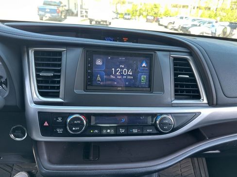 Used 2017 Toyota Highlander XLE image 11