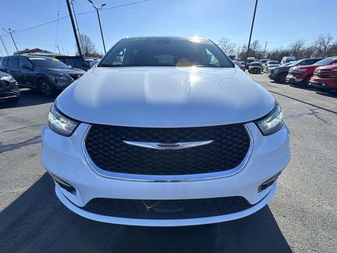 Used 2023 Chrysler Pacifica Touring-L image 26