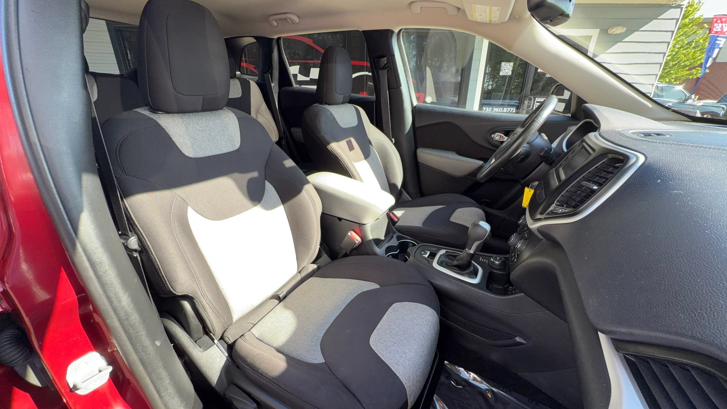 Used 2014 Jeep Cherokee Latitude w/ Cold Weather Group AWD/4WD image 31