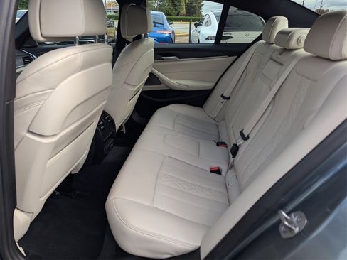 Used 2022 BMW 530i xDrive w/ M Sport Package image 11