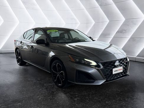 Used 2023 Nissan Altima 2.5 SR image 1