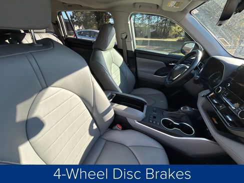 Used 2023 Toyota Highlander XLE image 28