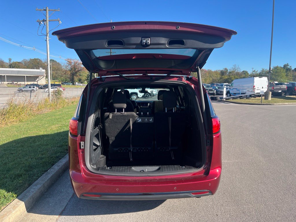 Used 2020 Chrysler Pacifica Touring w/ S Appearance Package FWD image 11