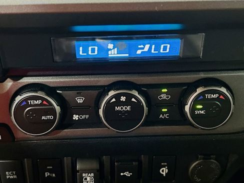 Used 2022 Toyota Tacoma TRD Off-Road w/ Technology Package AWD/4WD image 13
