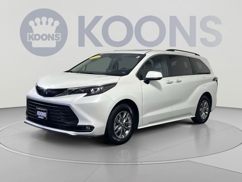 Used 2025 Toyota Sienna XLE AWD/4WD image 5