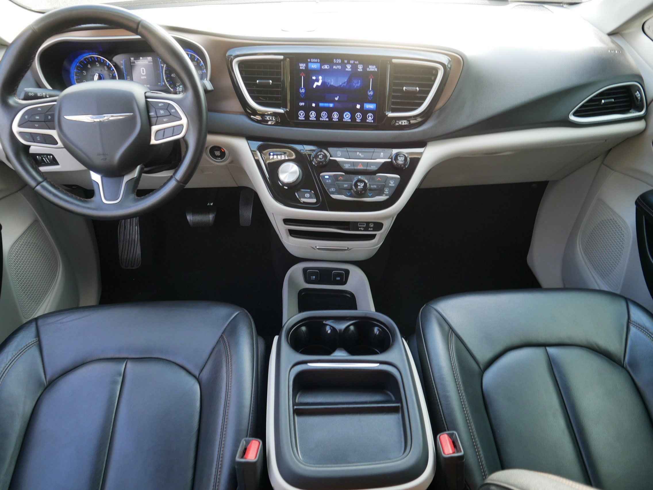 Used 2017 Chrysler Pacifica Touring-L w/ Tire & Wheel Group FWD image 10