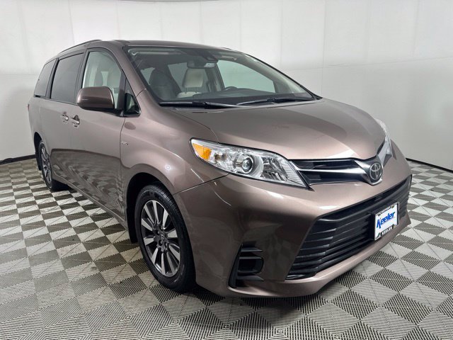 Used 2018 Toyota Sienna LE w/ Carpet Mat Package AWD/4WD image 1