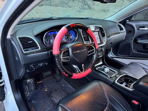 Used 2018 Chrysler 300 Limited RWD image 13