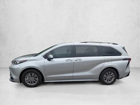 Used 2025 Toyota Sienna XLE image 8