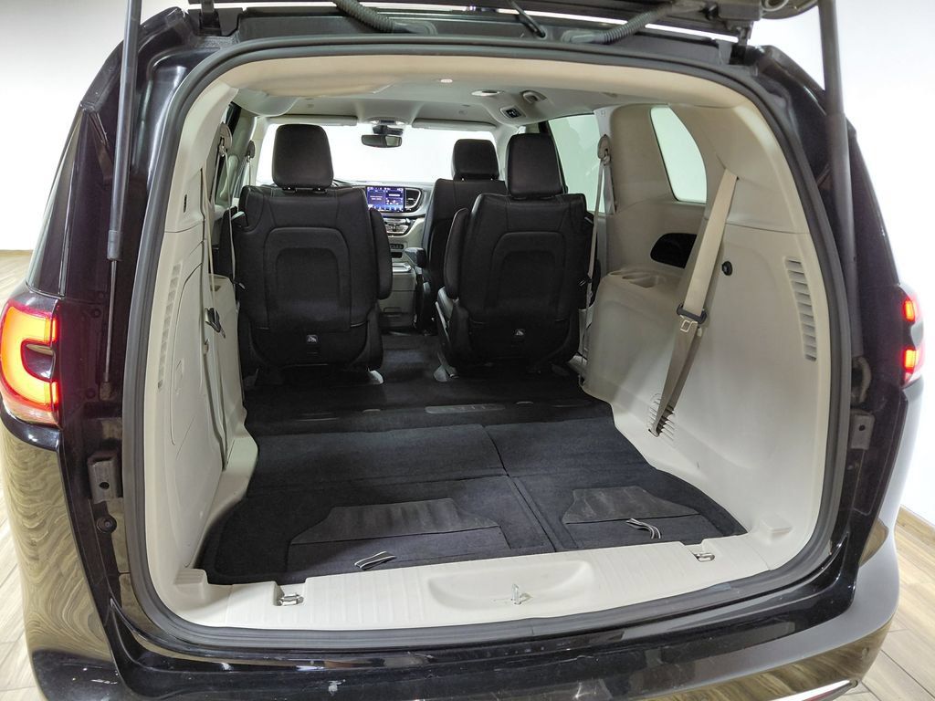 Certified 2024 Chrysler Pacifica Limited FWD image 45