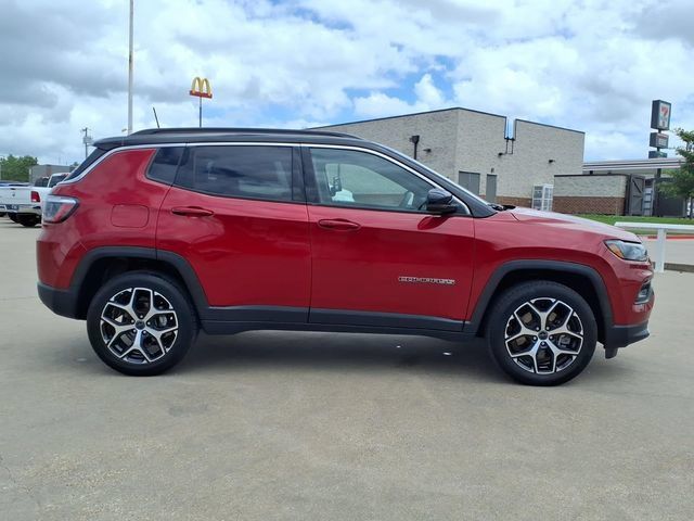 Used 2025 Jeep Compass Limited AWD/4WD image 4