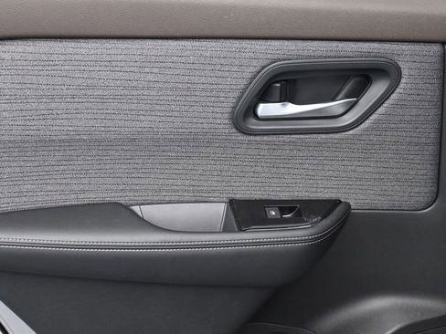 Used 2023 Nissan Rogue SV image 27