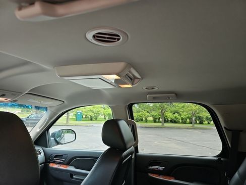 Used 2014 GMC Yukon SLT w/ SLT-2 Equipment Package AWD/4WD image 18