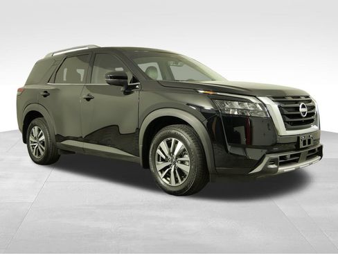 Used 2025 Nissan Pathfinder SL AWD/4WD image 2