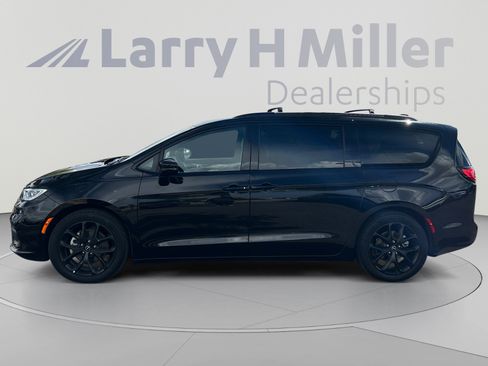 Used 2025 Chrysler Pacifica Limited FWD image 2