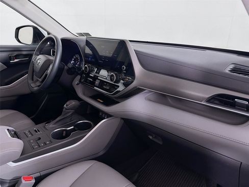 Used 2023 Toyota Highlander XLE image 30