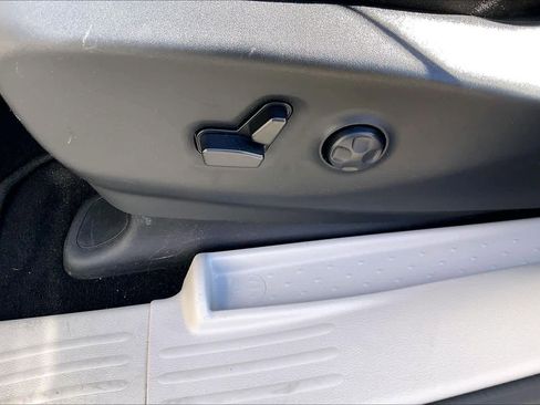 Used 2024 Chrysler Pacifica Touring-L image 30