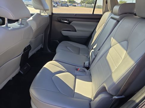 Used 2023 Toyota Highlander XLE FWD image 27