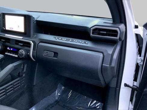 Used 2025 Toyota Tacoma SR AWD/4WD image 18