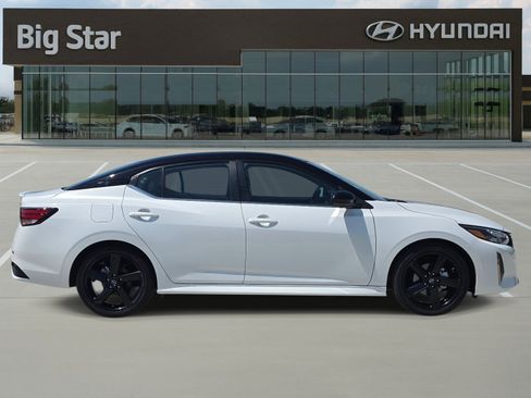 Used 2025 Nissan Sentra SR w/ SR Premium Package FWD image 5