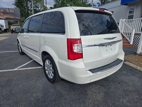 Used 2011 Chrysler Town & Country Touring-L w/ Entertainment Group #2 image 4
