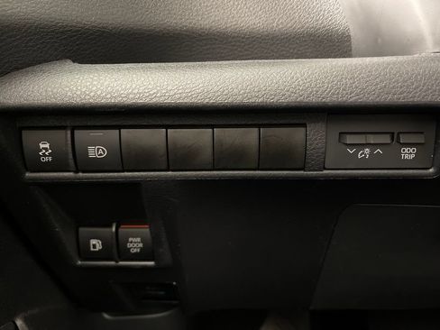Certified 2025 Toyota Sienna XLE FWD image 28