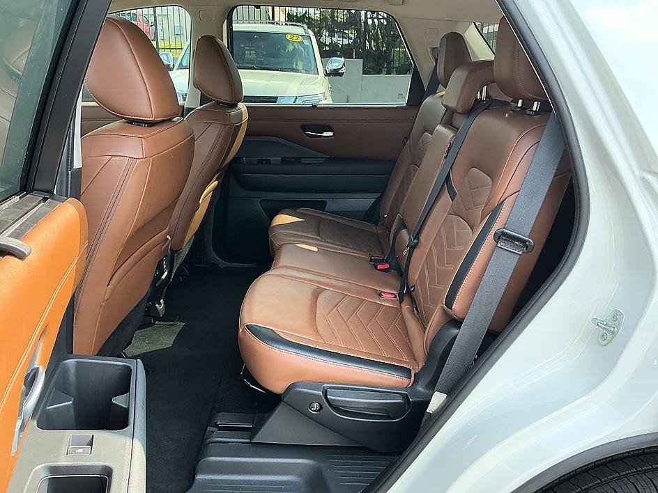 Certified 2024 Nissan Pathfinder Platinum w/ Black Appearance Package AWD/4WD image 25