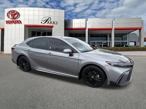 Used 2025 Toyota Camry SE w/ Convenience Package FWD image 1
