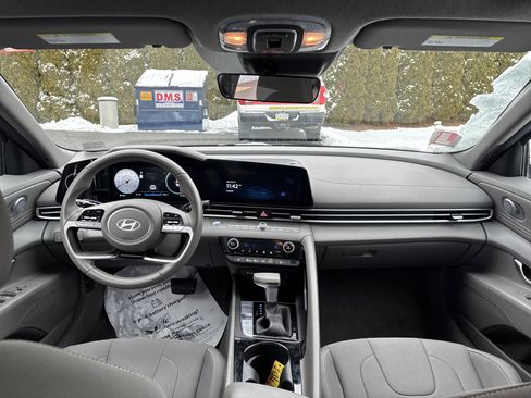 Used 2025 Hyundai Elantra SEL image 15