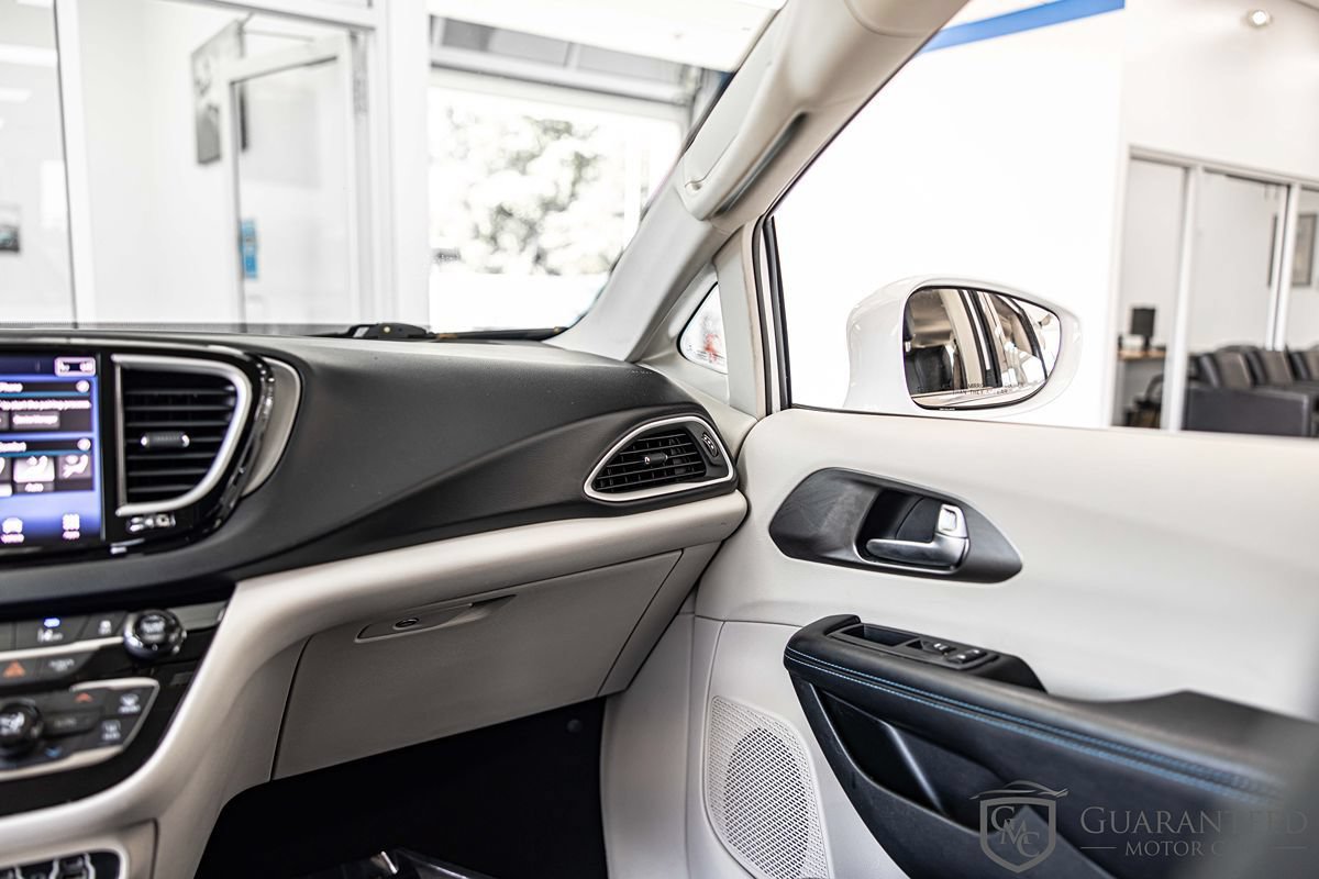 Used 2021 Chrysler Pacifica Touring-L FWD image 38
