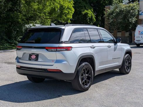 Used 2025 Jeep Grand Cherokee Altitude AWD/4WD image 3