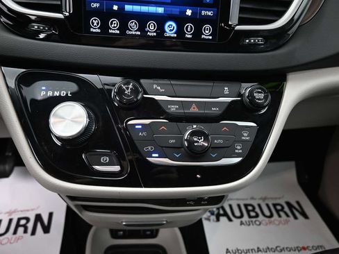 Used 2017 Chrysler Pacifica Touring-L FWD image 9
