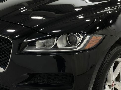 Used 2020 Jaguar F-PACE Premium image 34