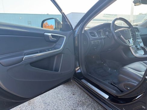 Used 2017 Volvo S60 T5 Inscription image 11