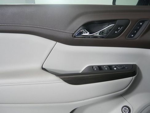 Used 2022 GMC Acadia SLT w/ Preferred Package image 9