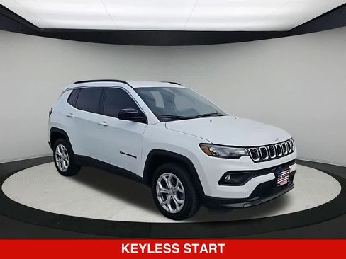 Used 2024 Jeep Compass Latitude AWD/4WD image 2