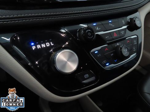 Used 2024 Chrysler Pacifica Select image 17