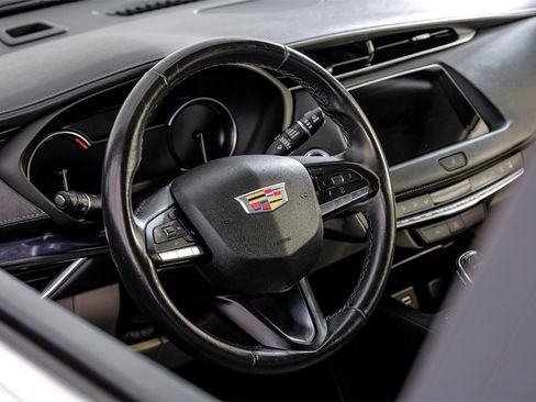 Used 2023 Cadillac XT4 Luxury image 2