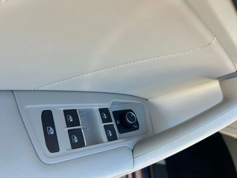 Used 2023 Volkswagen Tiguan SE image 51