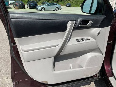 Used 2013 Toyota Highlander SE AWD/4WD image 25