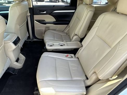 Used 2018 Toyota Highlander XLE FWD image 17